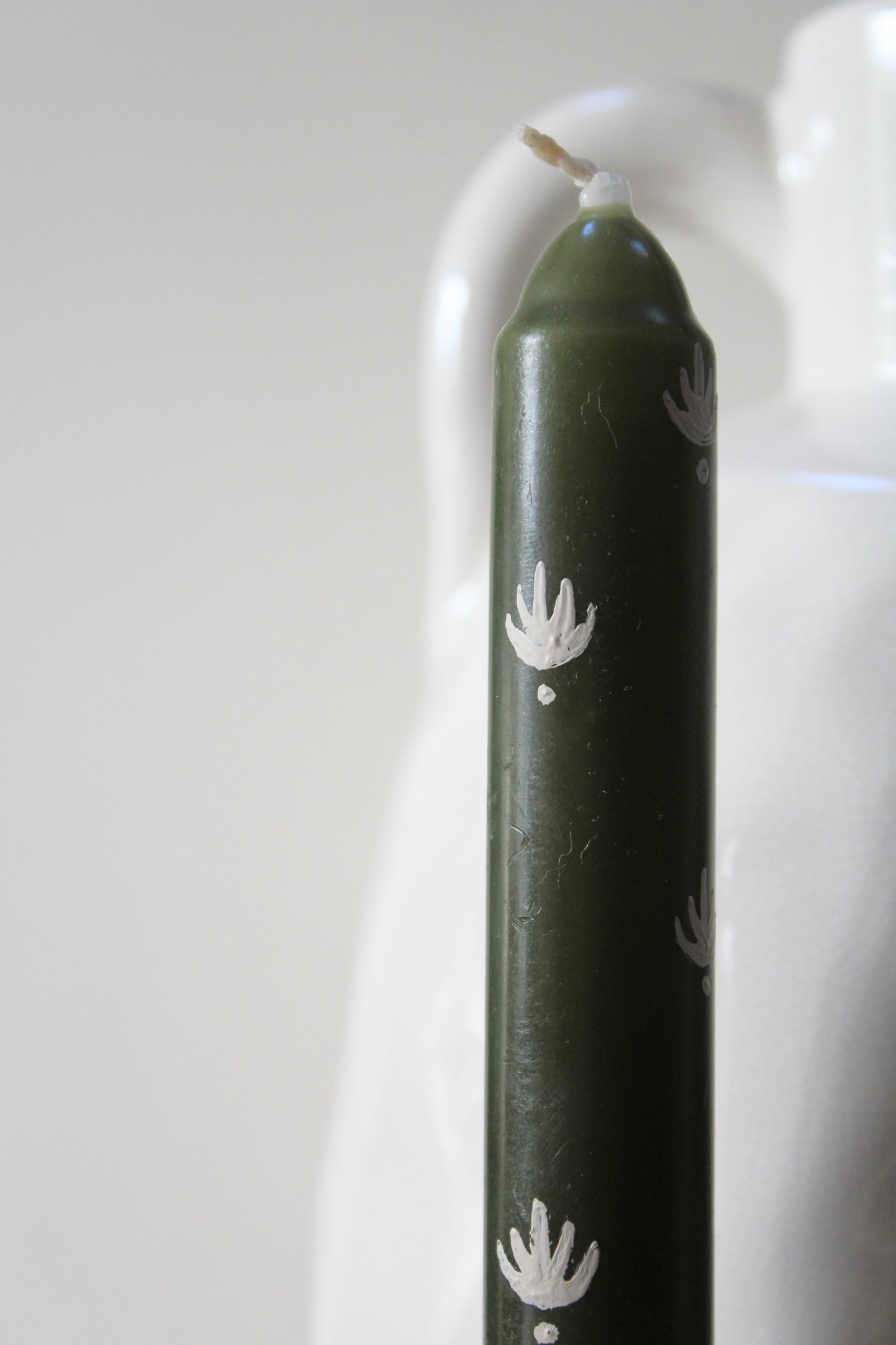 Dainty Taupe Print | Hand painted candle - AVLEN