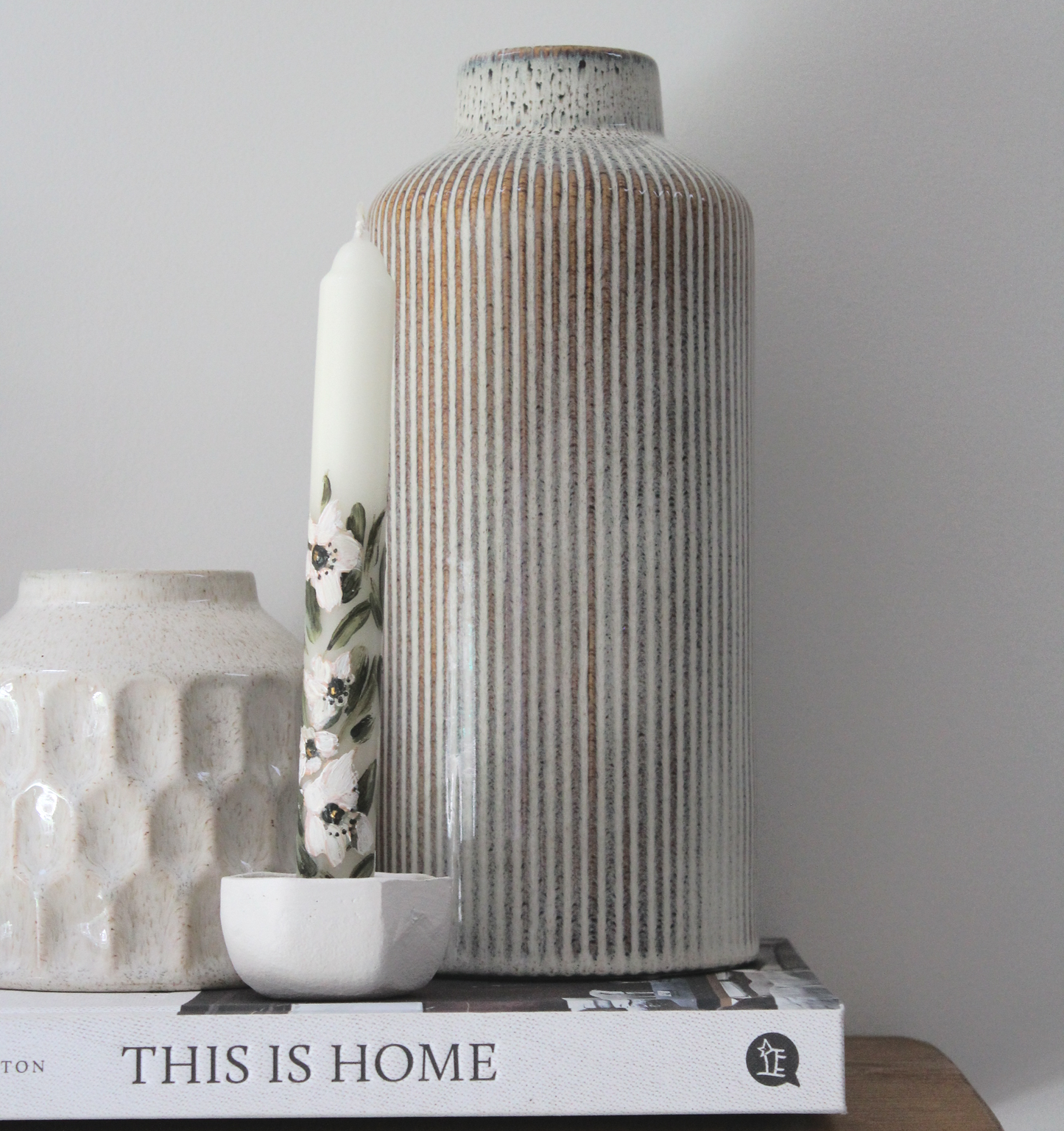 White Magnolias | Hand painted candle - AVLEN