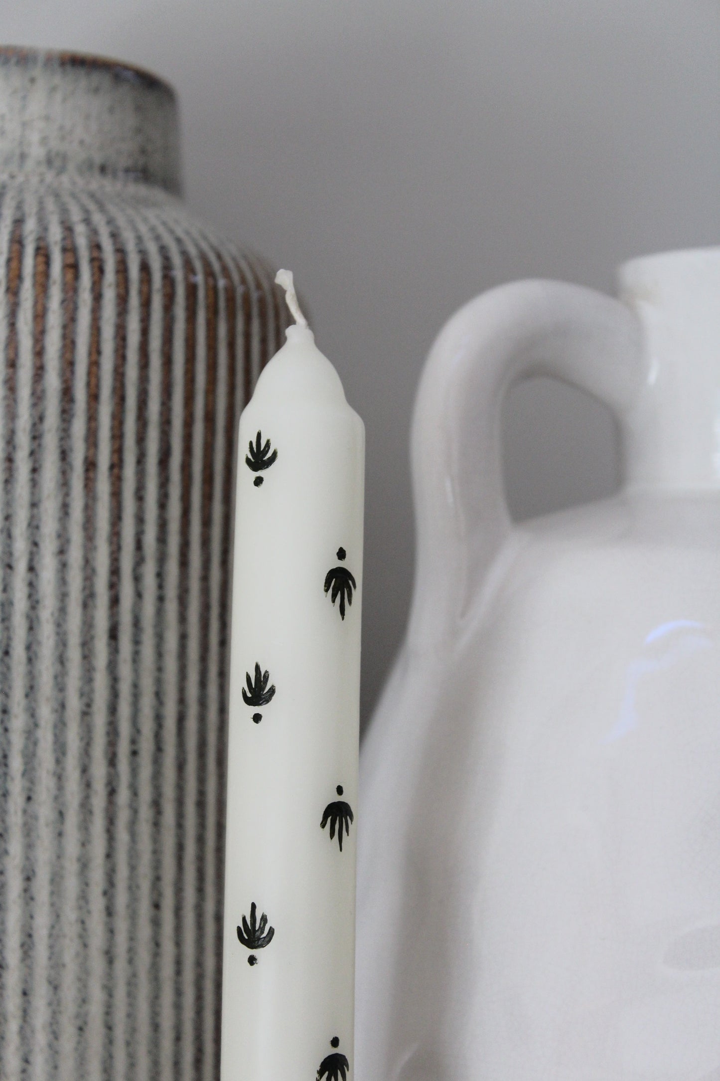 Dainty black print | Hand painted candle - AVLEN